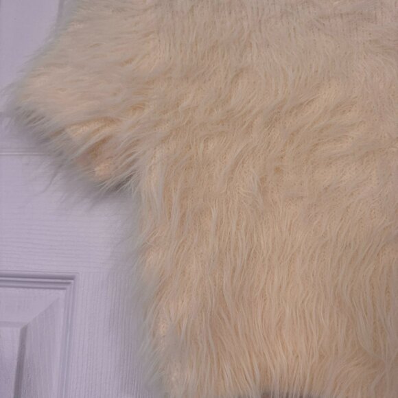 Fuzzy Cream Crop Top - Picture 3 of 5